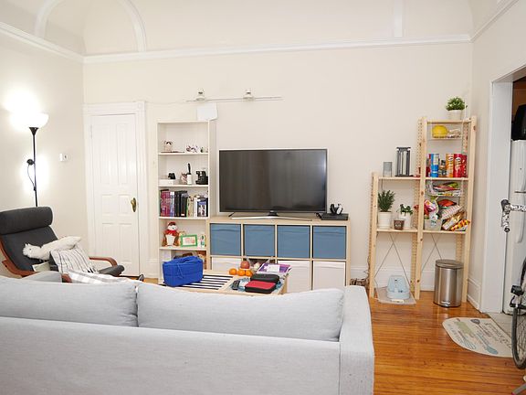 2nd image of 4218 Spruce St #1R