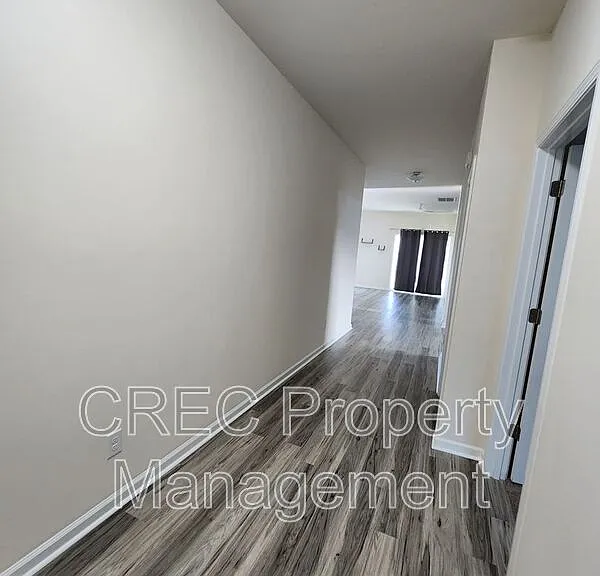260 Hyrne Dr — Photo 3