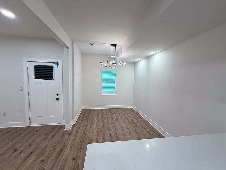 2027 Agnes Ave — Photo 5