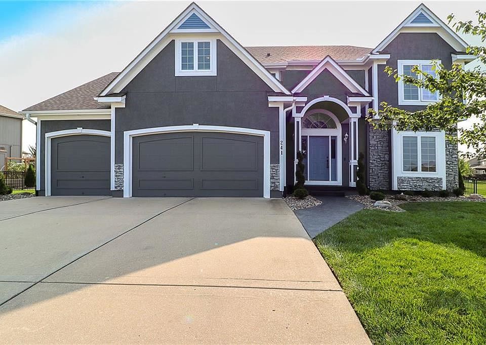 1st image of 241 SE Coyle Dr