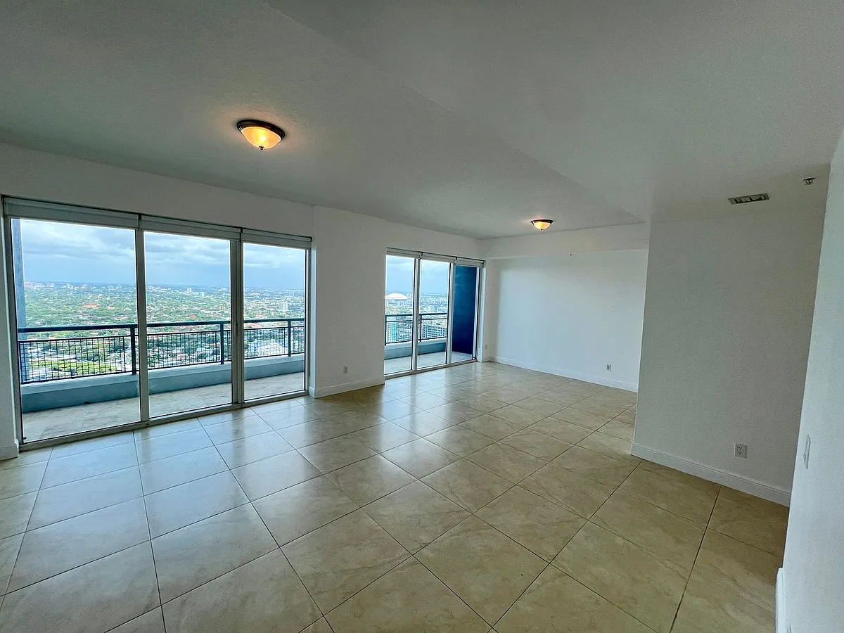 Building Photo - 60 SW 13th St #3609