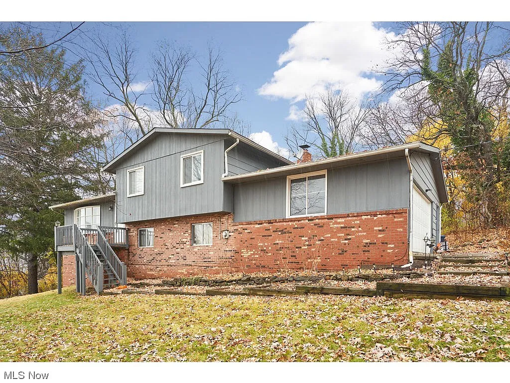468 Iroquois Ave photo 1