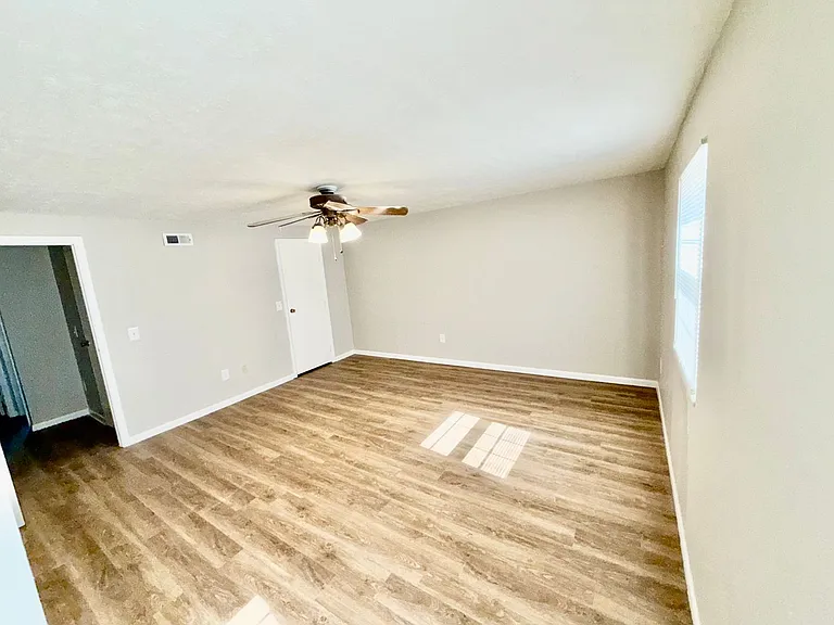 815 Clareridge Ln — Photo 4