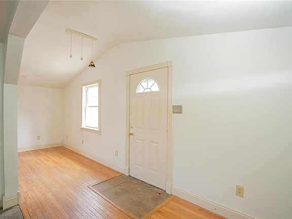 4th image of 118 Greenwood St