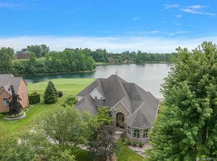661 Southshore Dr, Oxford, MI 48371