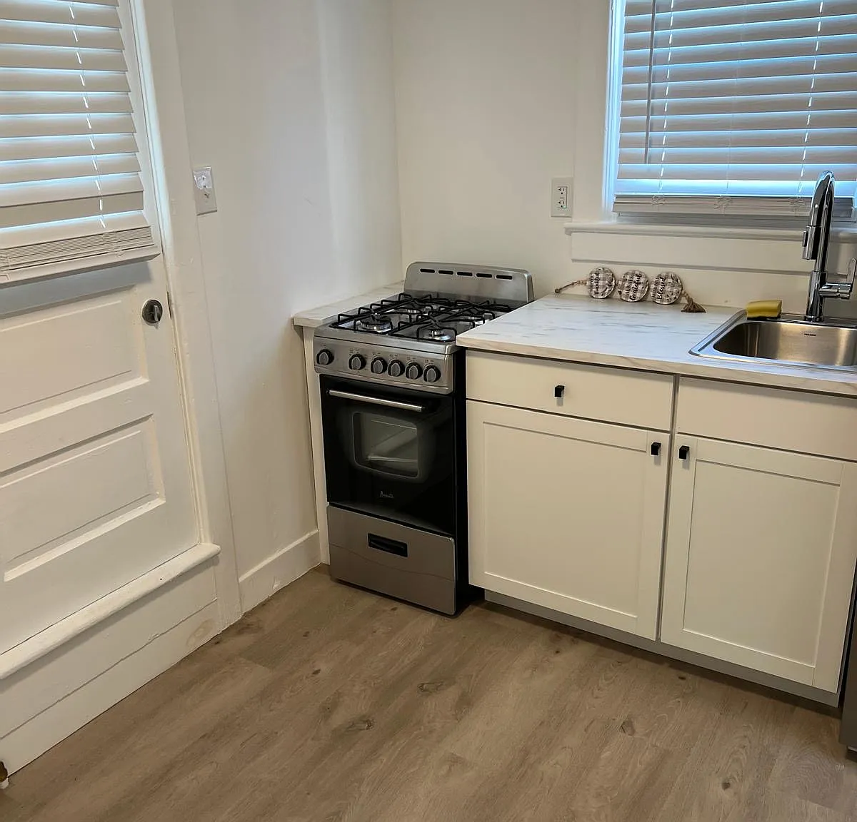 Studio, 300 sqft, $1,295 — Photo 3