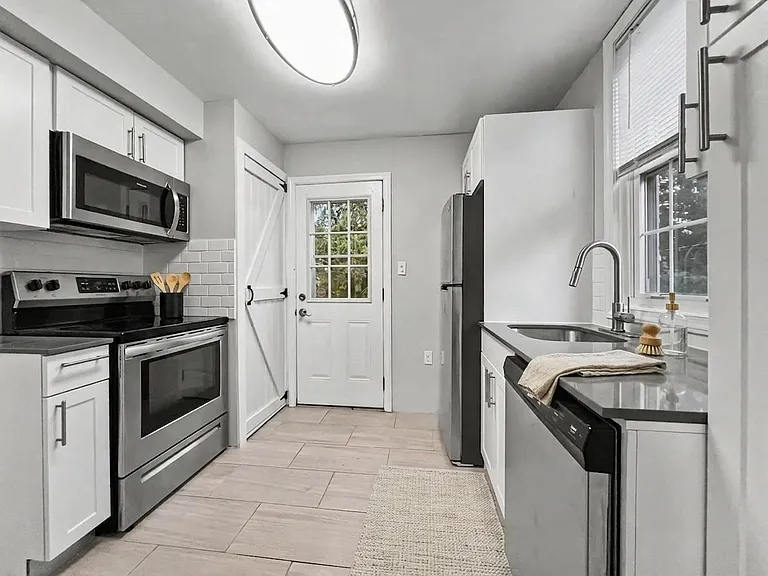 1012 E Lancaster Ave — Photo 2