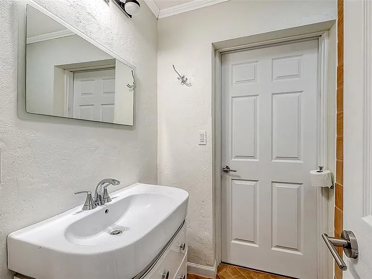 1127 S Osprey Ave — Photo 15