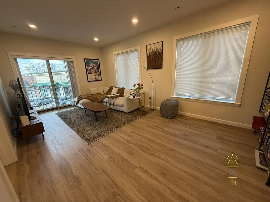 1 bed, 1.0 bath, 810 sqft, $3,300 — Photo 2