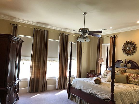 4th image of 207 Poinsettia Dr