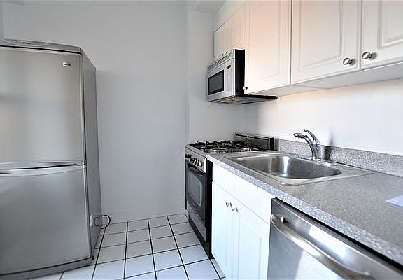 4th image of 95 Christopher St APT 8C