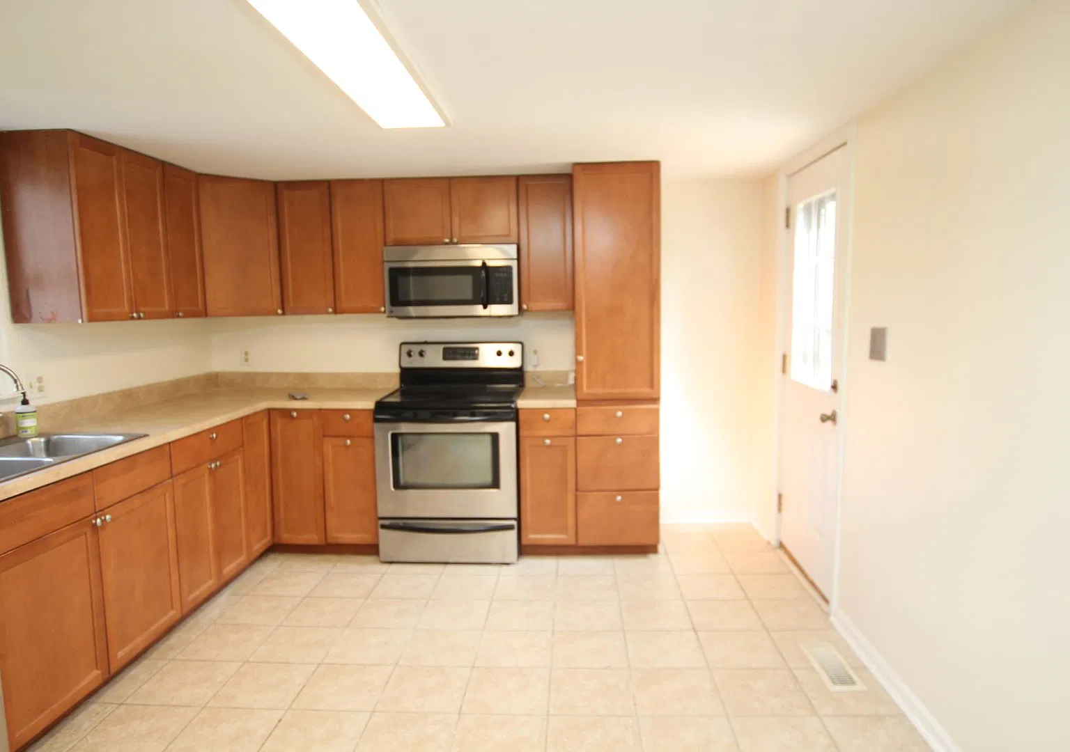 Farm house charm! A great home with a country feel and a spcious yard to enjoy. — Photo 4
