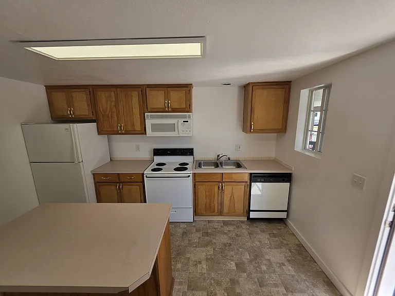 105 E 8th St #1 — Photo 7