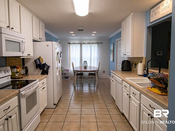 4th image of 5215 Barracuda St