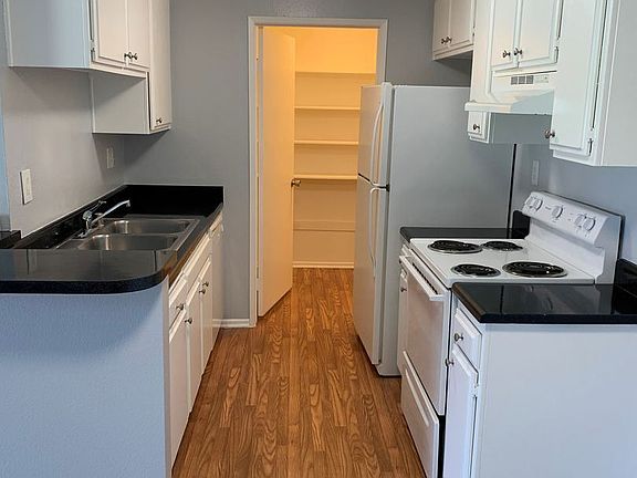 2nd image of 5807 Laurel Canyon Blvd #7268650