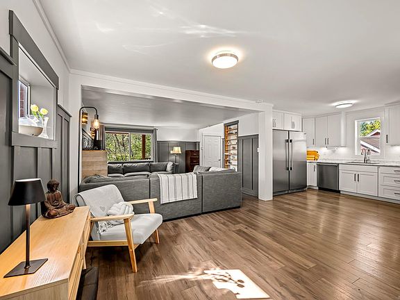 4th image of 2612 Dunsmuir Ave
