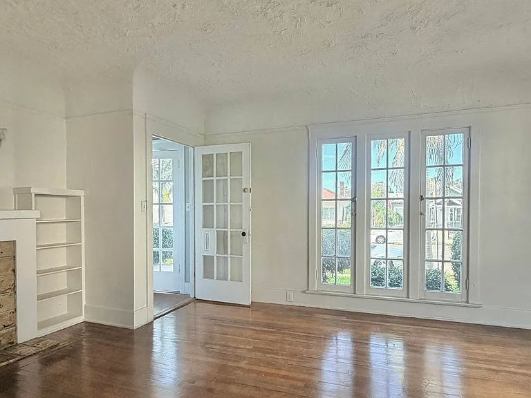 Spacious, light and bright living room