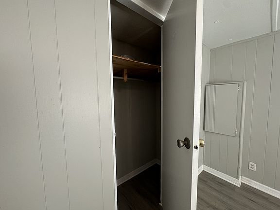 4th image of 20 Lake Charlotte Dr E