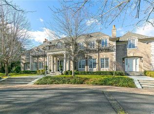 12 Foxwood Rd, Great Neck, NY 11024