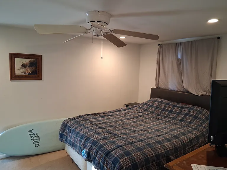 RENTER STILL HAS STUFF IN ROOM. THE ROOM WILL BE EMPTY WHEN YOU MOVE IN
