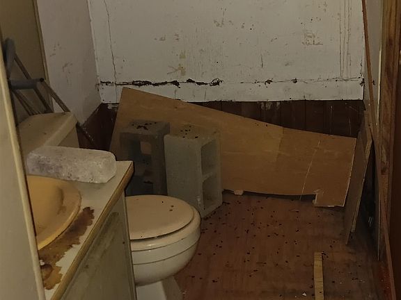5th image of 309 E castlebriar