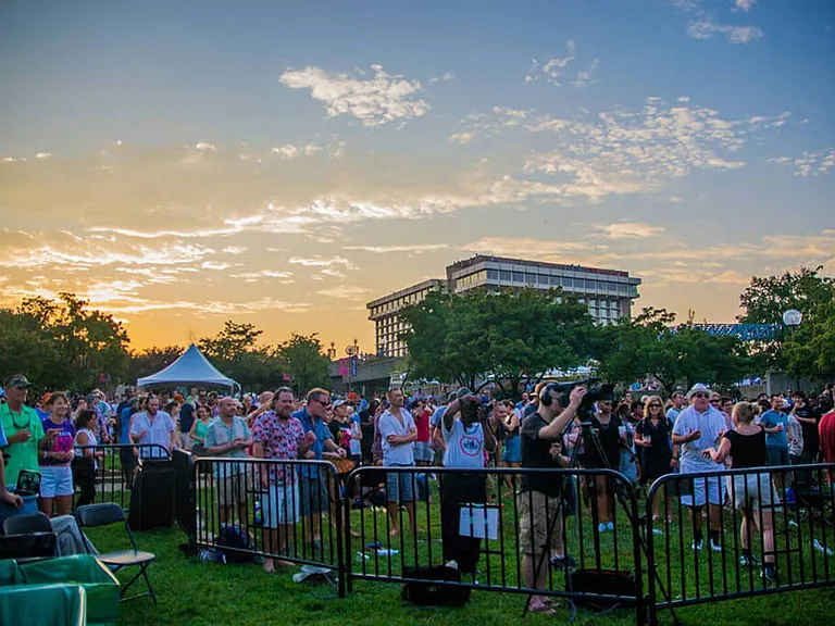 Enjoy the many events and activities hosted by the Rosslyn community throughout the year.