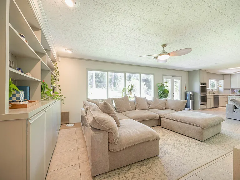 1835 Hillview Dr — Photo 15