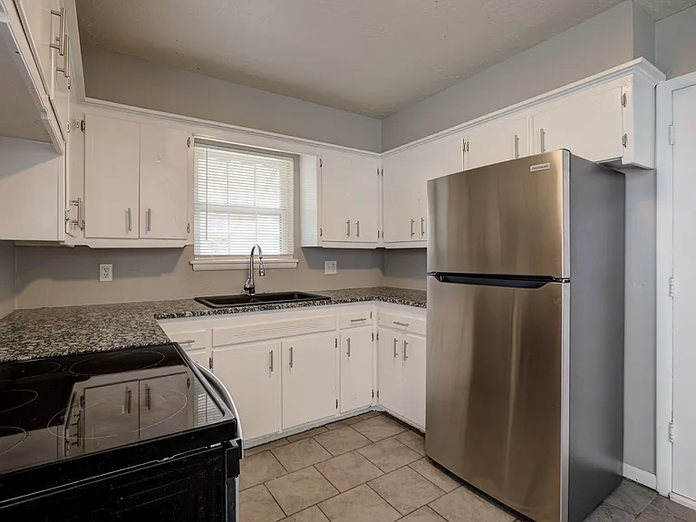 1208 Avondale Dr — Photo 7