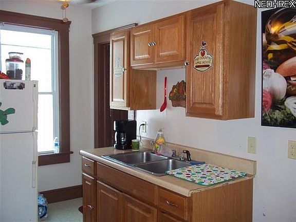 3rd image of 2050 W 83rd St