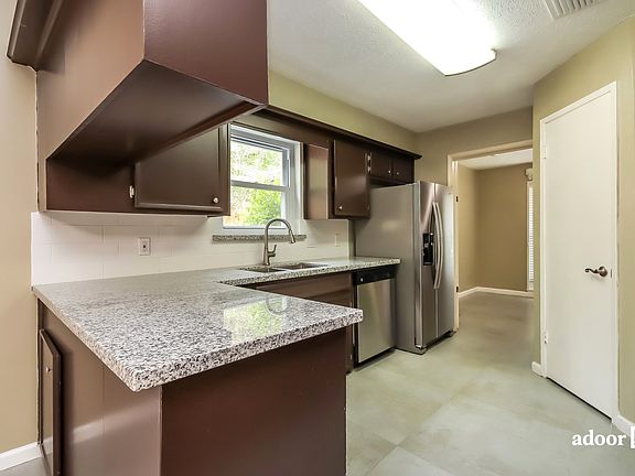 4th image of 2115 Poplar Park Dr