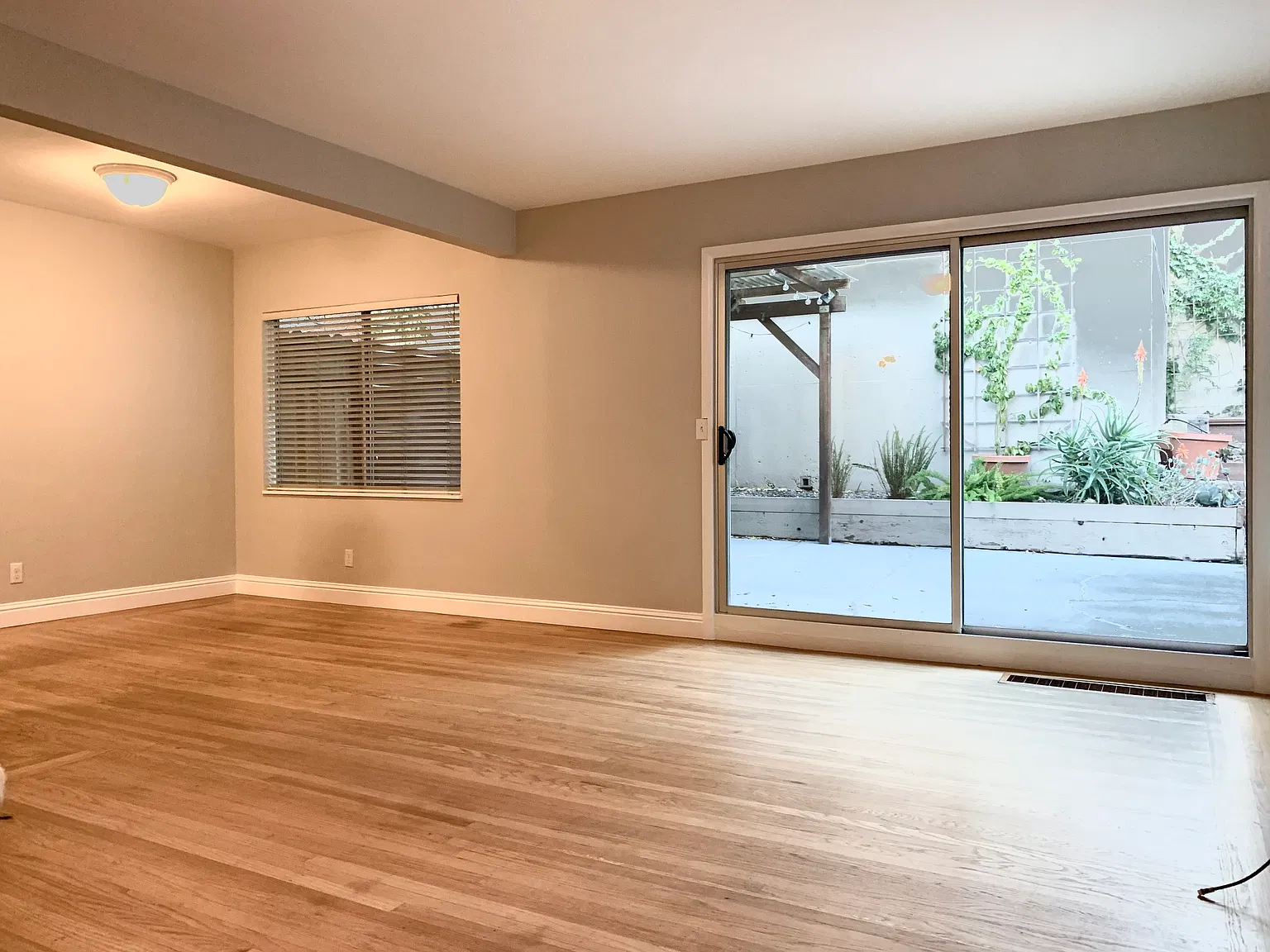 2 bed, 1000 sqft, $3,300 — Photo 3