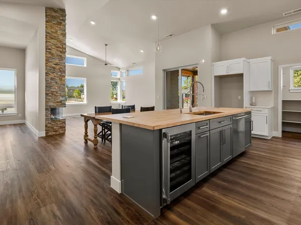230 E Diamond Peak Ave #32, Sisters, OR 97759