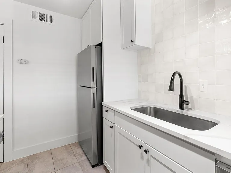 CrestHaus Apartments — Photo 10