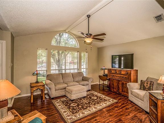 4th image of 1208 Hyde Park Ct