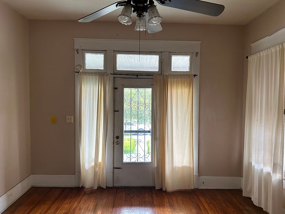 Front door looking out to Woodlawn Ave showing off high ceiling.