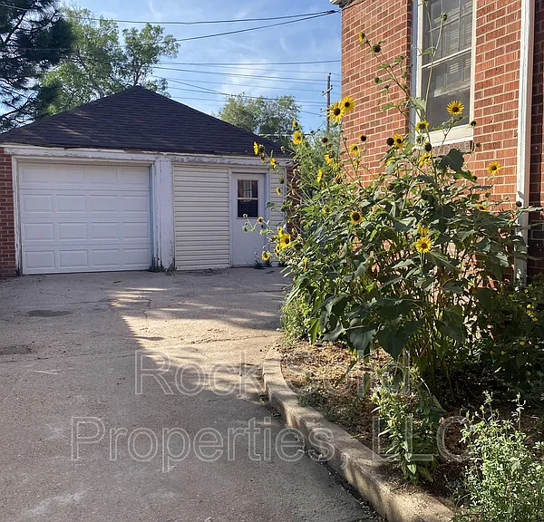 607 E 22nd St — Photo 19