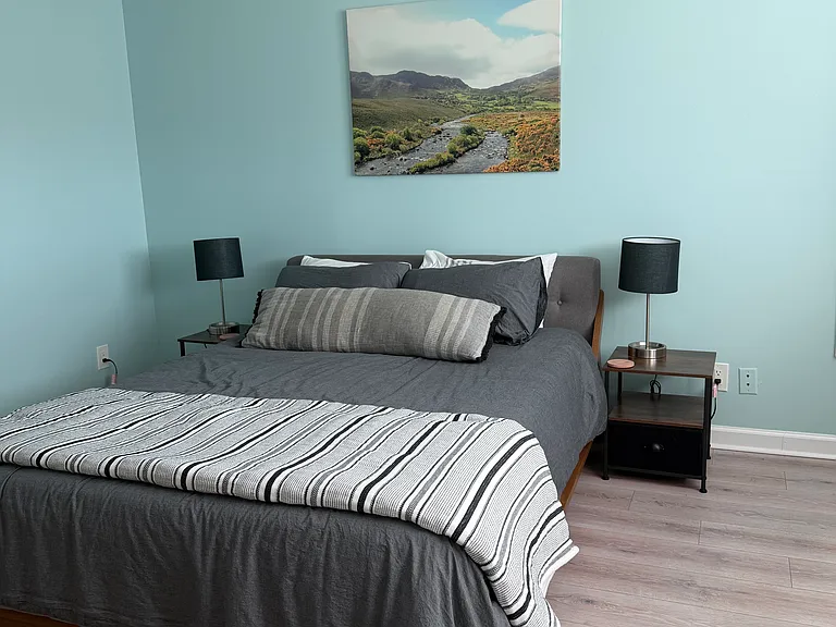 Queen bed.