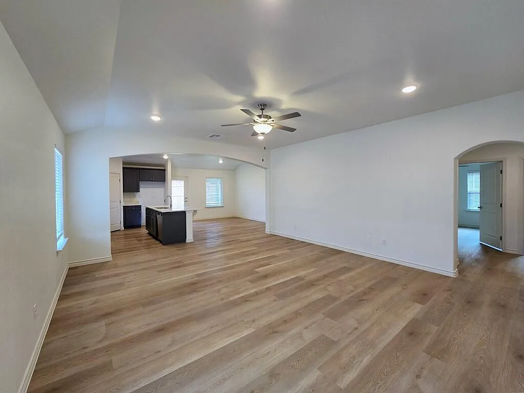 4 bed, 2.0 bath, 1910 sqft, $2,750 — Photo 3