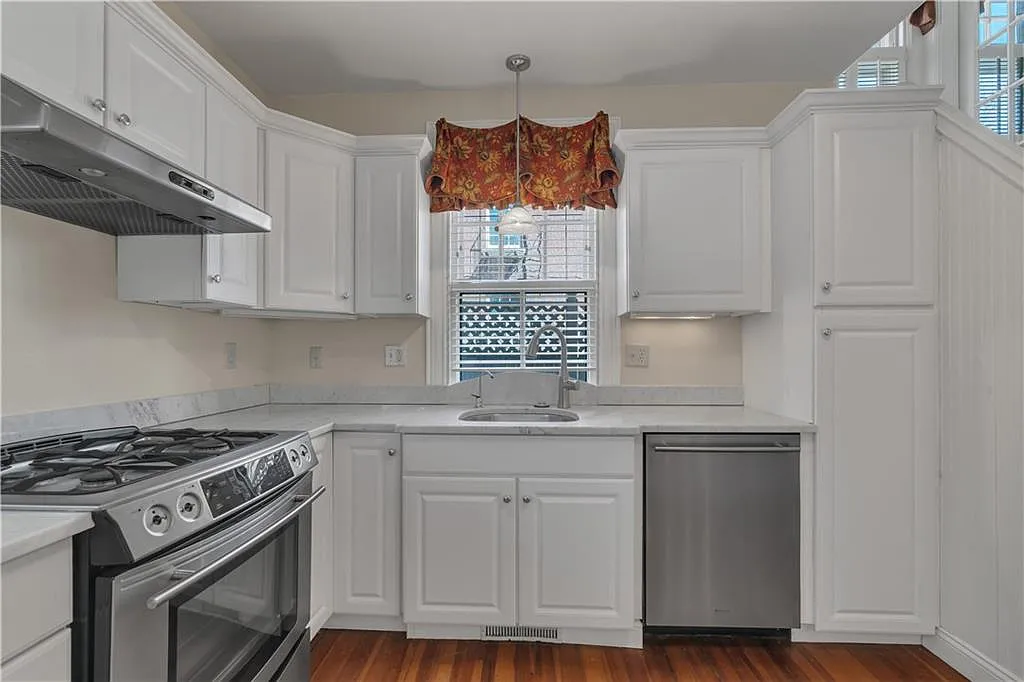 4 bed, 1890 sqft, $4,500 — Photo 4