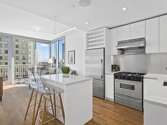 4th image of 436 Albee Sq W #20E