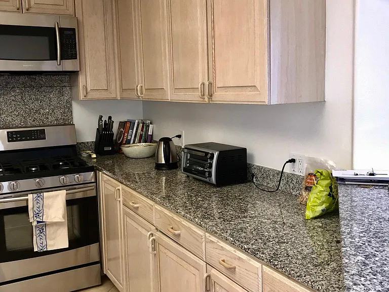 8349 Blackburn Ave #302 — Photo 154