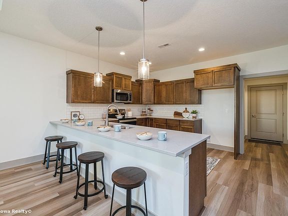 5th image of 9053 Nelle Ln