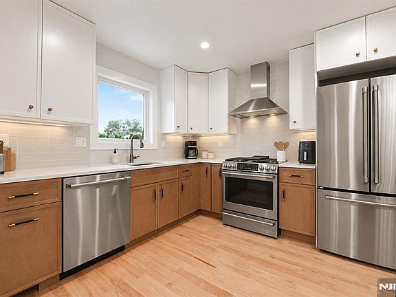 5th image of 721 Schaefer Avenue