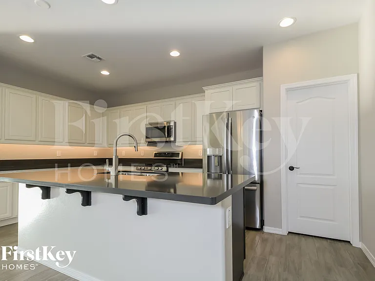 8411 S 164th Dr — Photo 6
