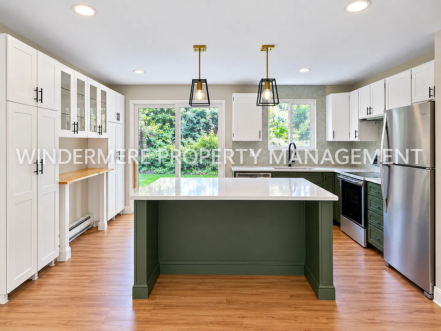 Sunny and Open Rambler in Natural Setting, Fully Fenced Large yard, Additional office space — Photo 3
