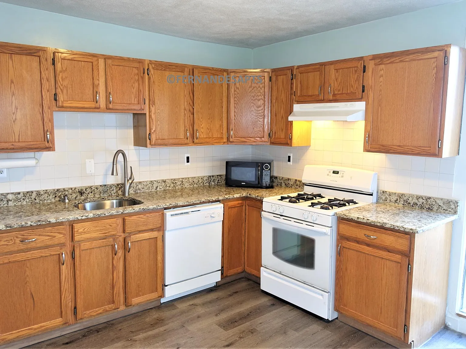 4 bed, 1.5 bath, 1600 sqft, $4,400 — Photo 2