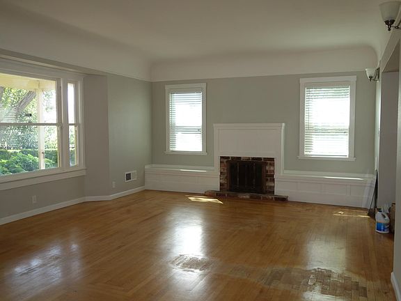 living room (fireplace not useable)