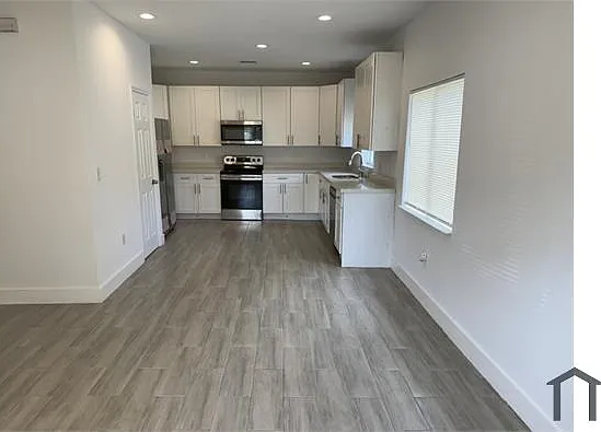 2801 NW 5th St — Photo 2