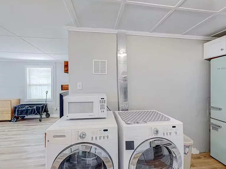 7304 Beach Dr — Photo 2