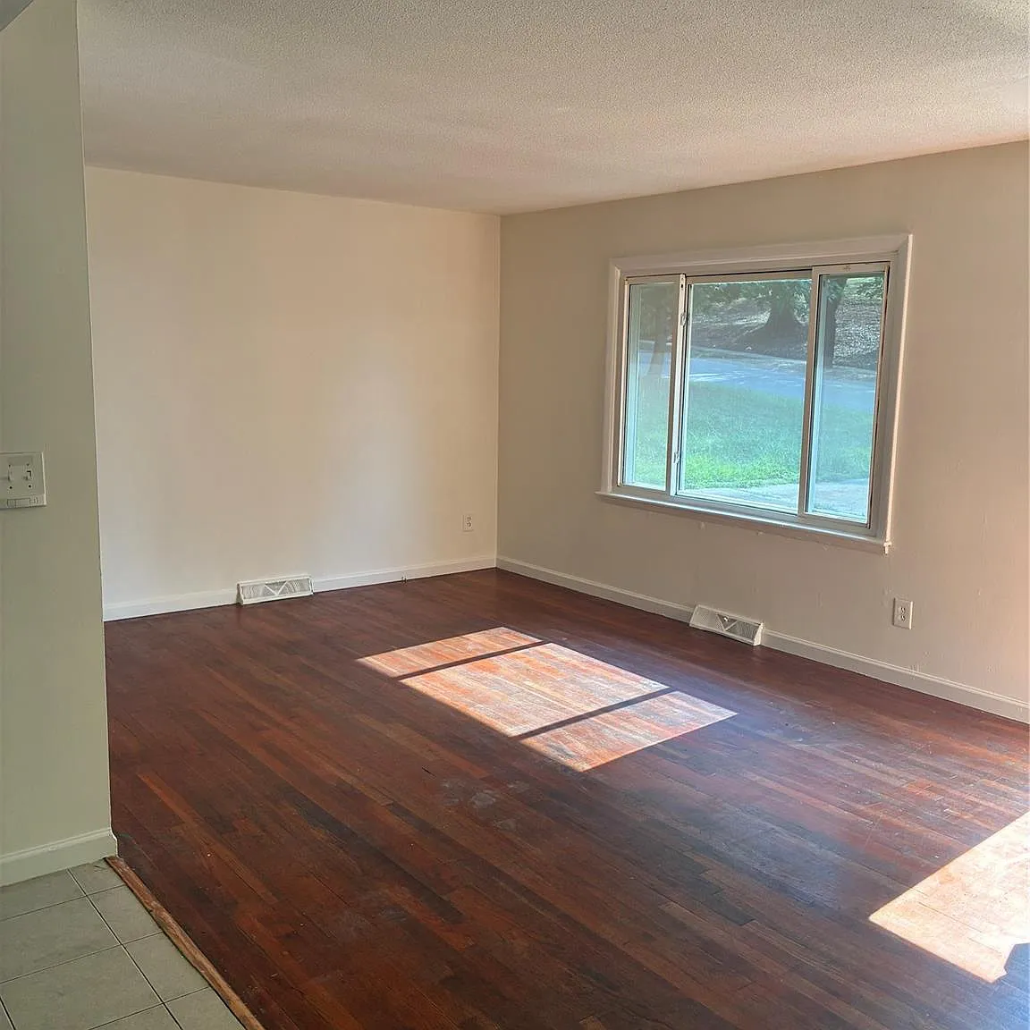 3 bed, 1.5 bath, 1919 sqft, $1,600 — Photo 2